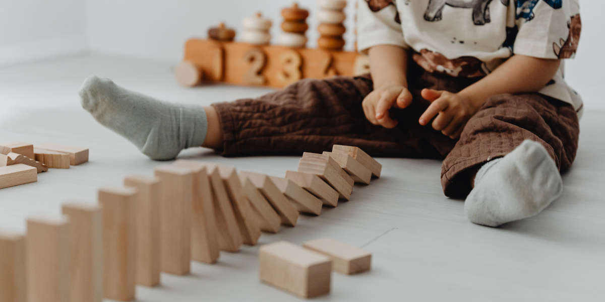 Kind speelt met blokken