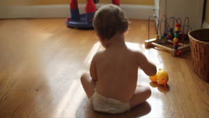 Hoe lang kan een baby zelfstandig spelen