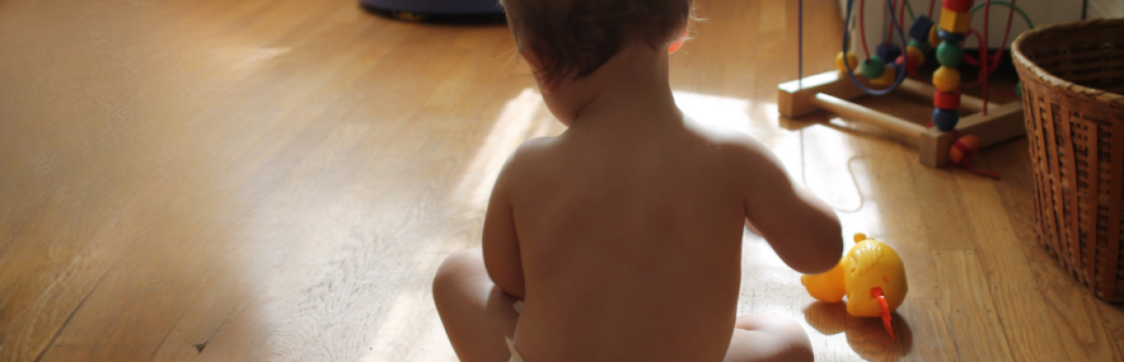 Hoe lang kan een baby zelfstandig spelen